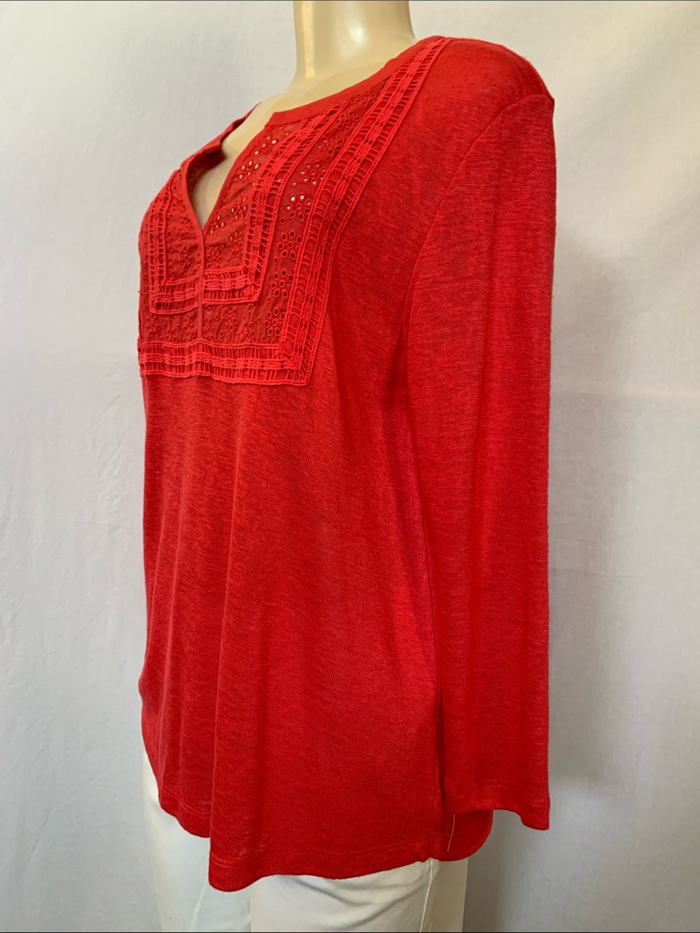 DEMOCRACY Jeans Women's Red Eyelet Yoke Split-Neck Tunic Top Size Medium NWOT - Picture 3 of 4